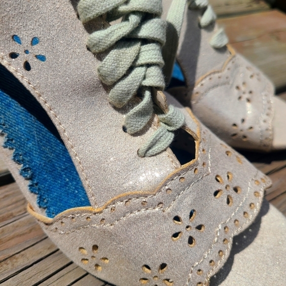 Beige and Gold Eyelet Lace-up Wedge Heels - Vintage Y2K - Picture 4 of 7